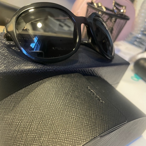 Black Prada sunglasses SPR09V - Picture 2 of 5